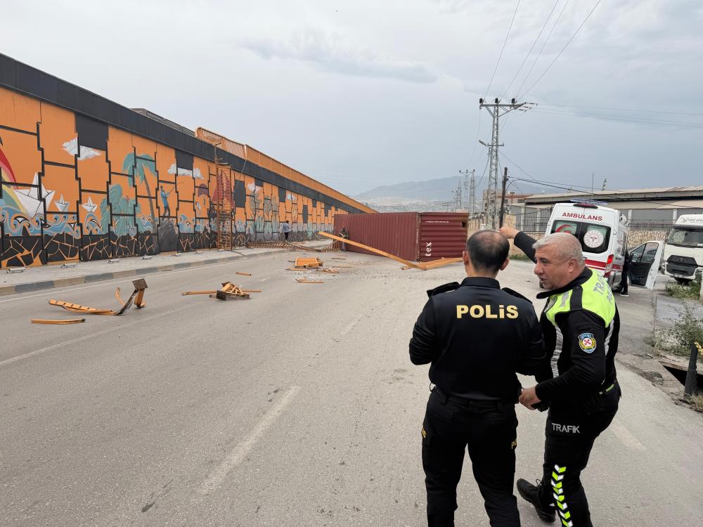 Hatay’ın İskenderun ilçesinde etkili olan kuvvetli fırtına, seyir halindeki tırın