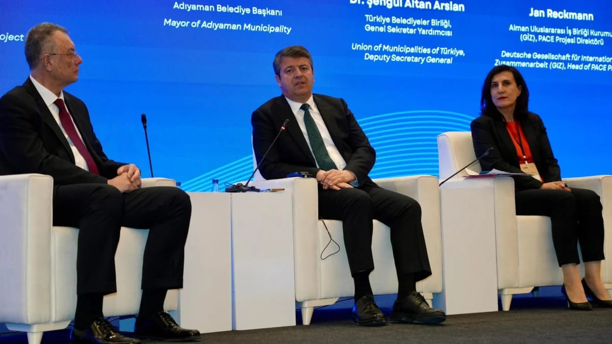 Adıyaman Belediye Başkanı Abdurrahman Tutdere, Hatay’da düzenlenen Yerel Yönetimler Konferansı’nda