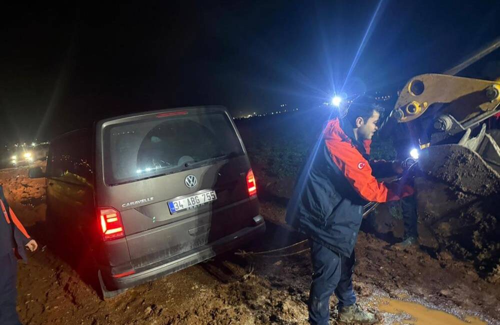 Hatay’da etkili olan sağanak yağış, günlük yaşamı olumsuz etkilemeye devam
