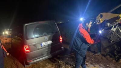 Hatay’da etkili olan sağanak yağış, günlük yaşamı olumsuz etkilemeye devam