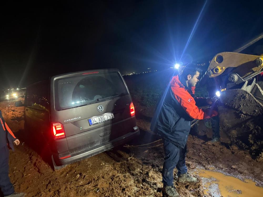 Hatay’da etkili olan sağanak yağış, günlük yaşamı olumsuz etkilemeye devam