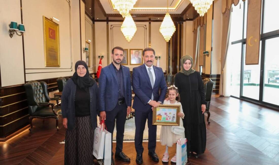 Hatay Valisi Mustafa Masatlı, devlet himayesinde destek gören minik Zeynep’i