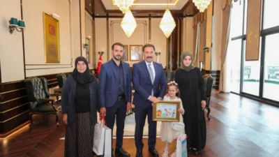 Hatay Valisi Mustafa Masatlı, devlet himayesinde destek gören minik Zeynep’i