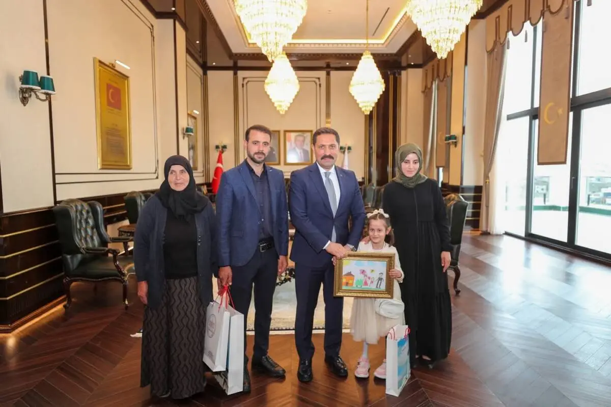 Hatay Valisi Mustafa Masatlı, devlet himayesinde destek gören minik Zeynep’i