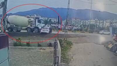 Hatay’da beton mikserinin çarpıp altına alarak metrelerce sürüklediği otomobilin sürücüsü