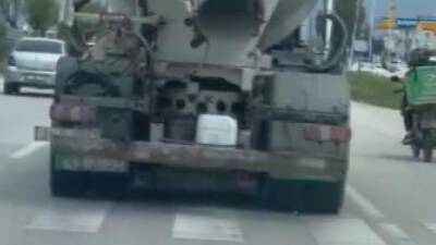 Hatay’ın Antakya ilçesinde trafikte ilerlediği sırada yola beton döken beton