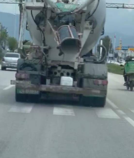 Hatay’ın Antakya ilçesinde trafikte ilerlediği sırada yola beton döken beton