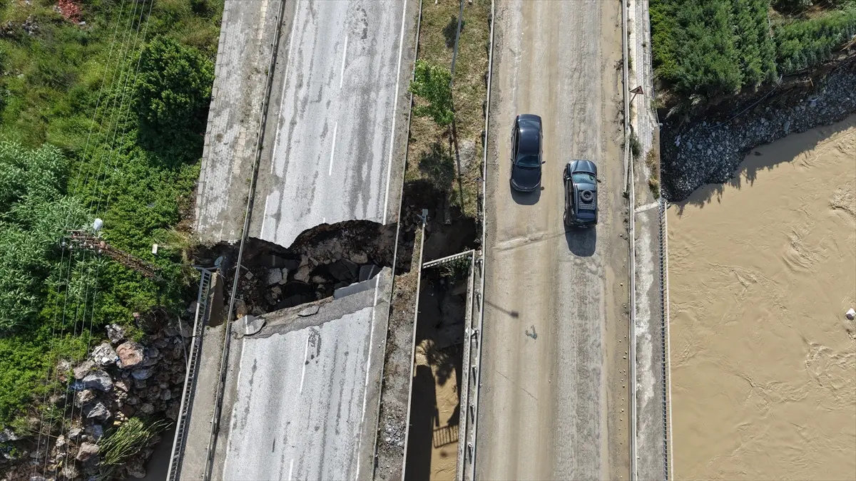 Hatay’da etkili olan yoğun yağış, Antakya-Samandağ Karayolu üzerinde bulunan Karaçay
