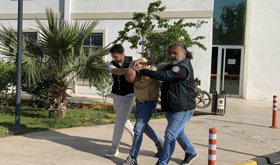 Hatay’ın Kırıkhan ilçesinde düzenlenen narkotik operasyonunda, bir otomobilde uyuşturucu madde