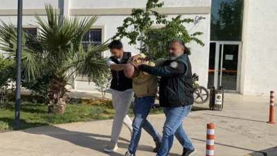 Hatay’ın Kırıkhan ilçesinde düzenlenen narkotik operasyonunda, bir otomobilde uyuşturucu madde