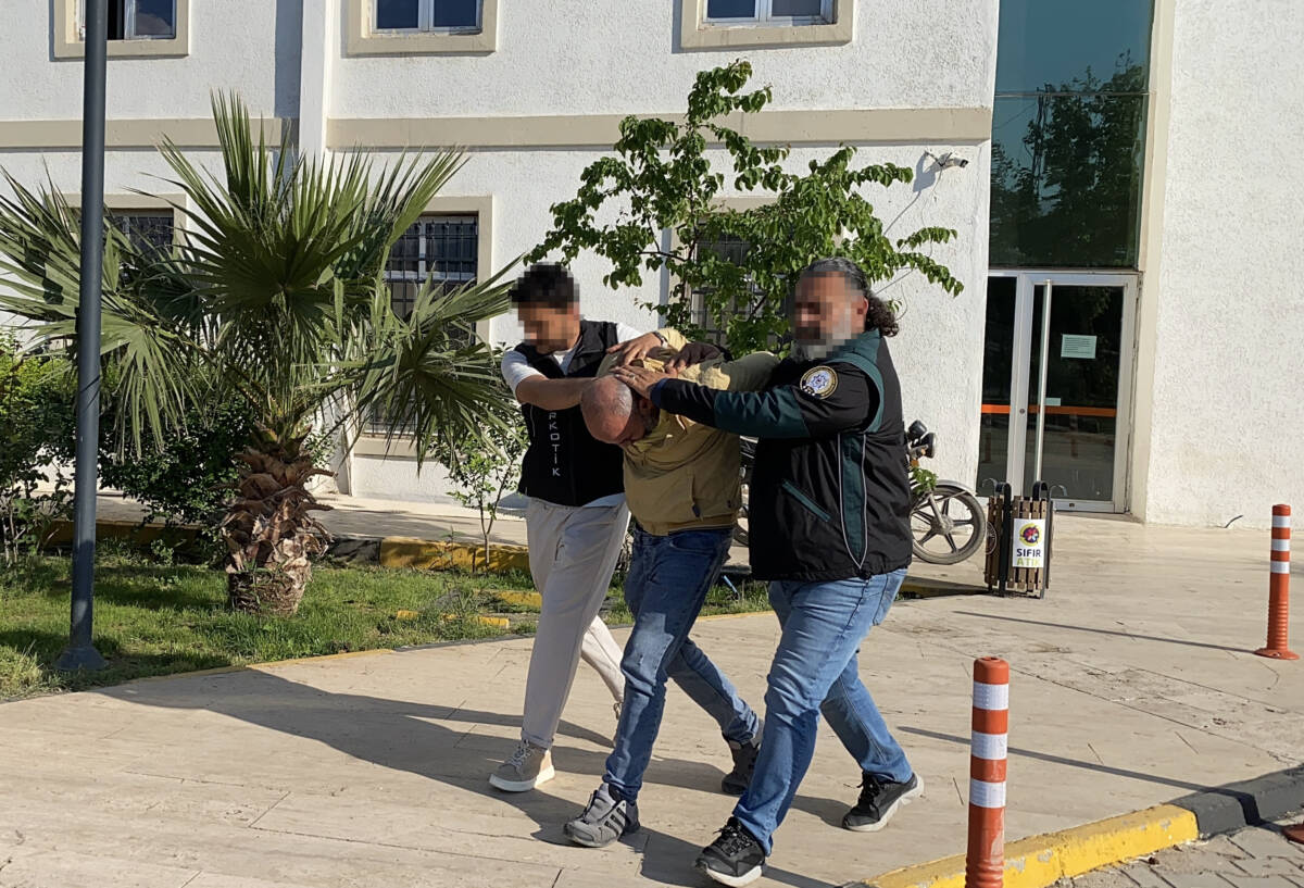Hatay’ın Kırıkhan ilçesinde düzenlenen narkotik operasyonunda, bir otomobilde uyuşturucu madde
