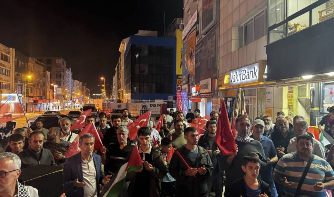 Dörtyol ilçesinde vatandaşlar, İsrail’in Gazze’ye insani yardım götüren Küresel Sumud