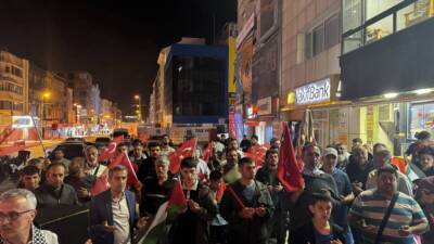 Dörtyol ilçesinde vatandaşlar, İsrail’in Gazze’ye insani yardım götüren Küresel Sumud