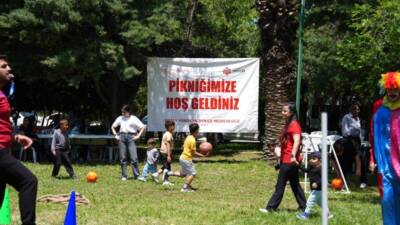 Hatay’da Vakıflar Bölge Müdürlüğü tarafından düzenlenen piknik etkinliğinde depremzede çocuklar