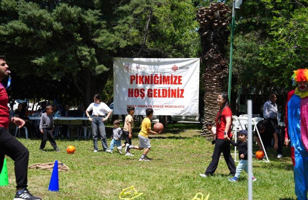 Hatay’da Vakıflar Bölge Müdürlüğü tarafından düzenlenen piknik etkinliğinde depremzede çocuklar
