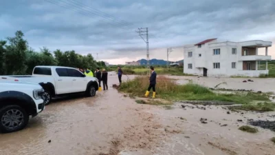 Hatay’ın Erzin ilçesinde etkili olan sağanak yağış hayatı olumsuz etkiledi.