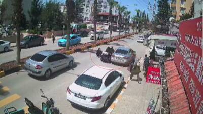 Hatay’ın Reyhanlı ilçesinde elektrikli üç tekerli mopedin park halindeki araca