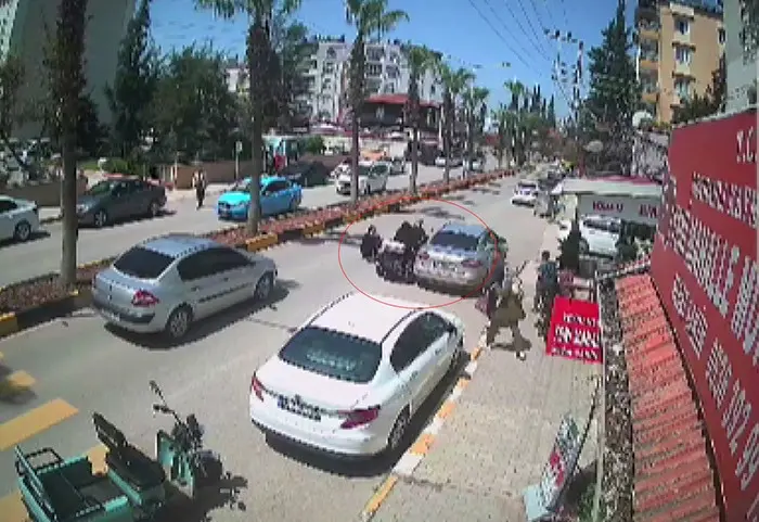 Hatay’ın Reyhanlı ilçesinde elektrikli üç tekerli mopedin park halindeki araca