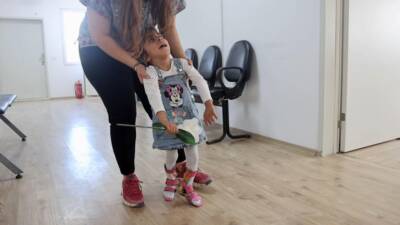 Serebral Palsi tanısı konulan 3,5 yaşındaki Ada Su Yiğit, iki