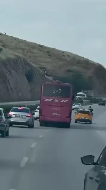 Hatay’da trafikte korku dolu anlar: yolcu otobüsü tehlike saçtı