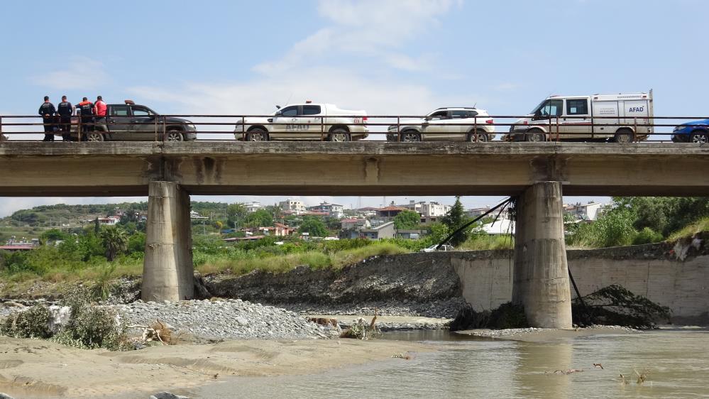 Hatay’ın Samandağ ilçesinde sağanak yağışın yol açtığı köprü çökmesinde 19