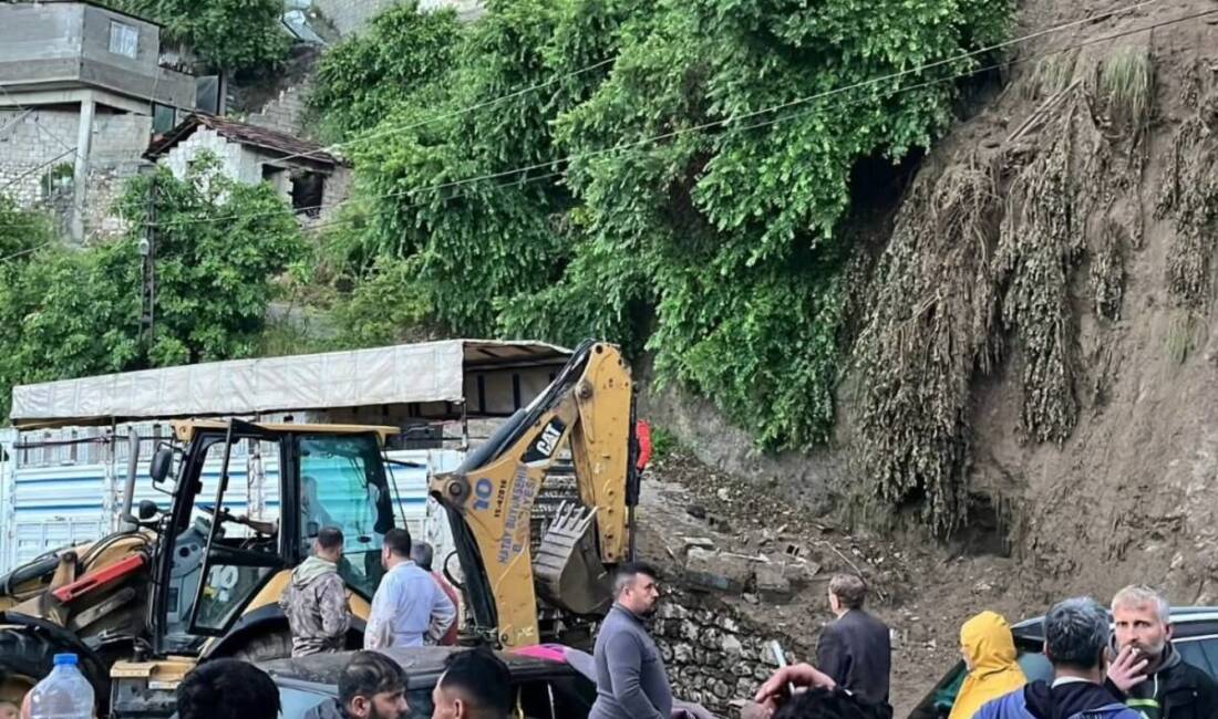 Antakya’da etkili olan şiddetli sağanak yağış hayatı olumsuz etkiledi. Kent