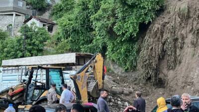 Antakya’da etkili olan şiddetli sağanak yağış hayatı olumsuz etkiledi. Kent