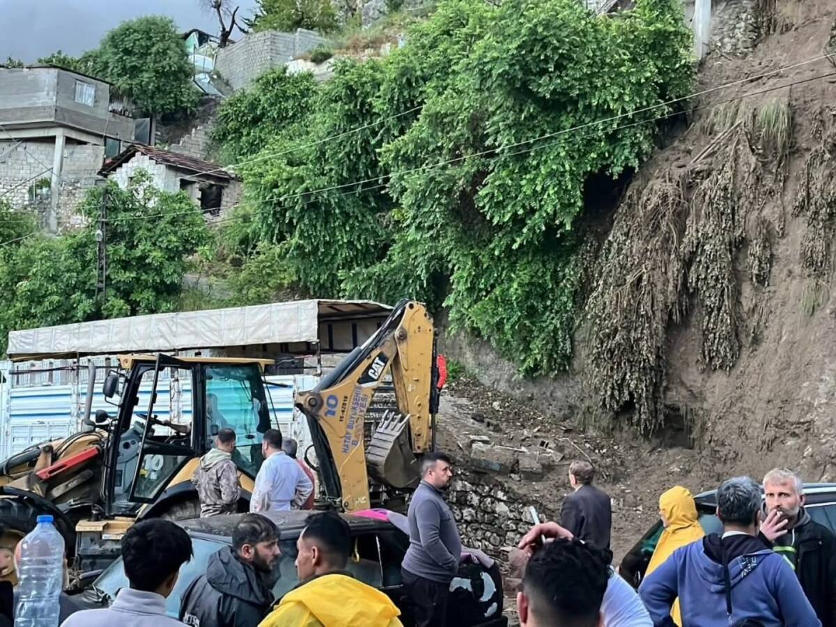 Antakya’da etkili olan şiddetli sağanak yağış hayatı olumsuz etkiledi. Kent