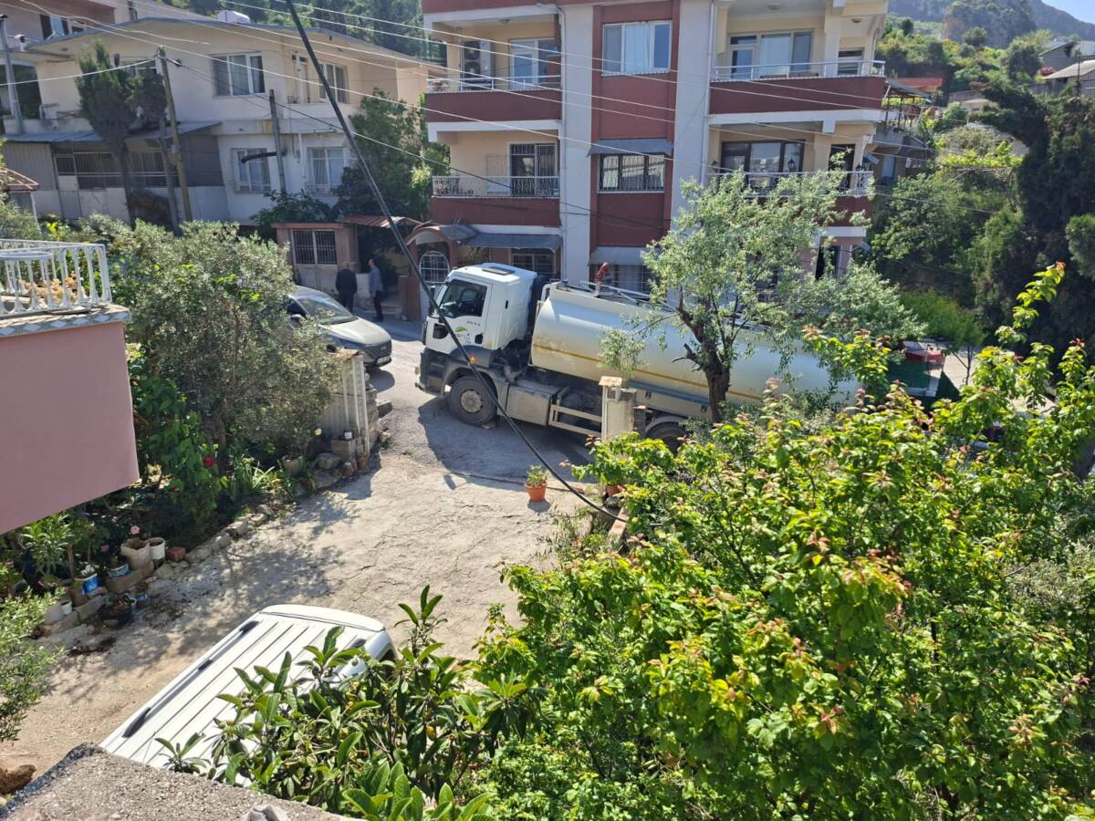 Hatay Su ve Kanalizasyon İdaresi ekipleri, Dursunlu Mahallesi’nde yaşanan su