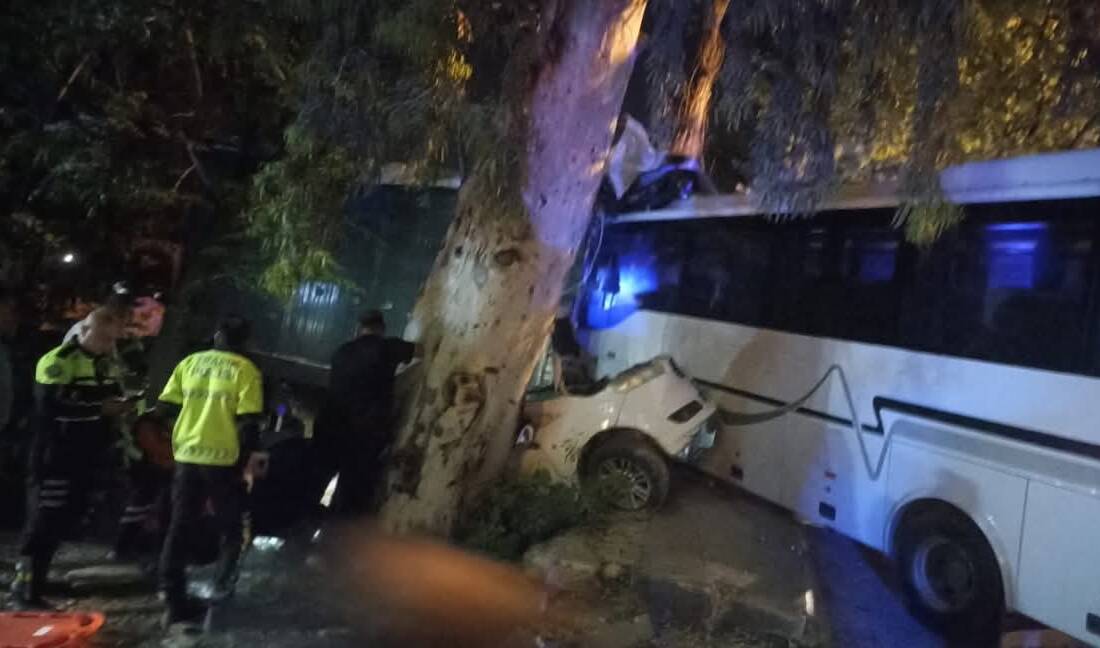 Hatay’ın Defne ilçesinde midibüs ile otomobilin karıştığı trafik kazası paniğe