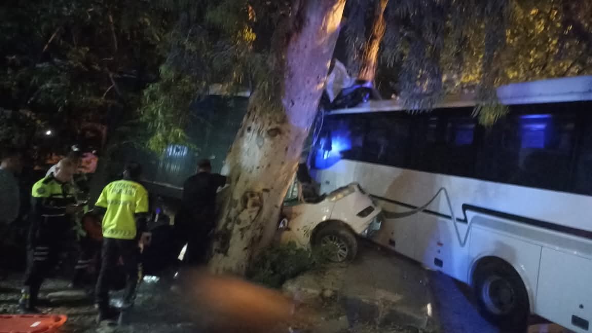 Defne’de midibüs ile otomobil çarpıştı: Yaralılar var