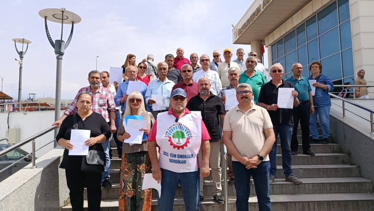 Hatay’ın İskenderun ilçesinde 2021 Tüm Emekliler Sendikası üyeleri, memur emeklilerine