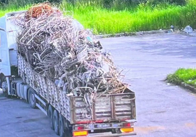 Hatay’da otoyol jandarması ekipleri tarafından gerçekleştirilen dron destekli trafik denetimlerinde,