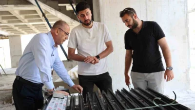 Çalışmalar hakkında teknik ekiplerden bilgi alan Başkan Yapar, Akasya Mahallesi’nde