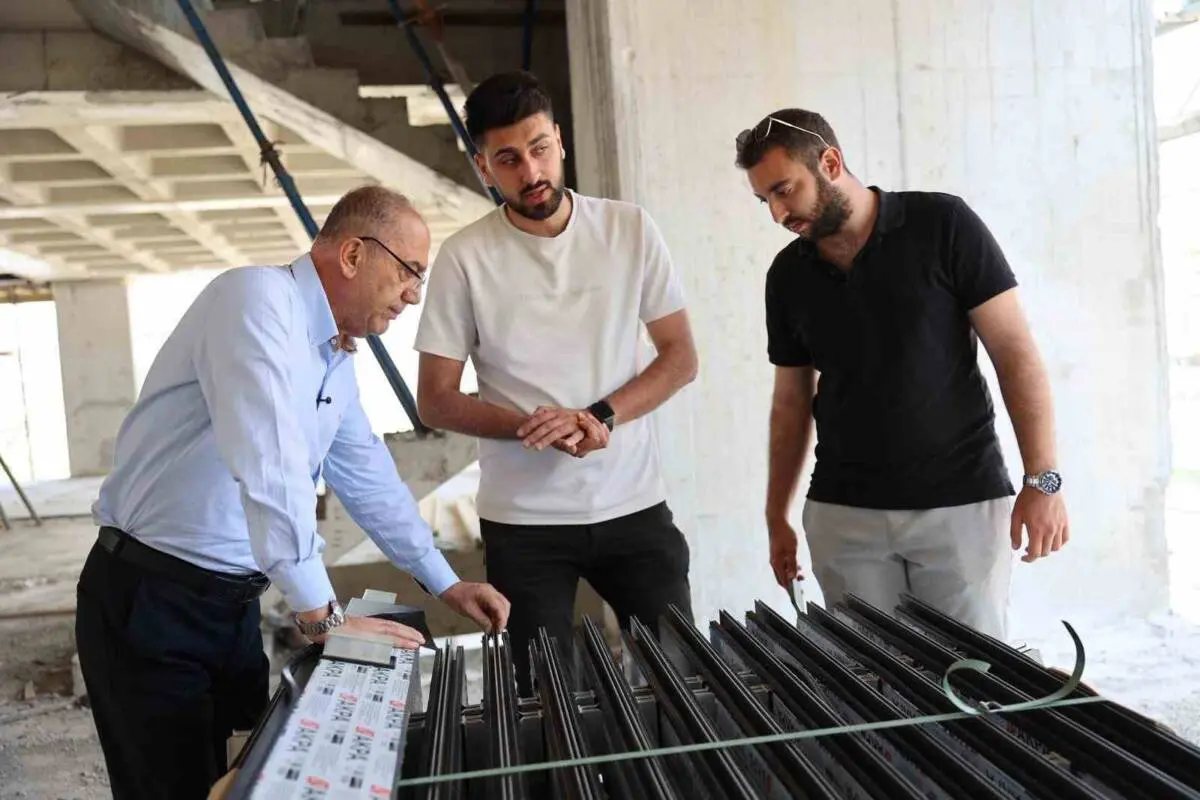 Çalışmalar hakkında teknik ekiplerden bilgi alan Başkan Yapar, Akasya Mahallesi’nde