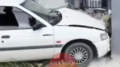 Antakya’nın Dikmece Mahallesi’nde bulunan TOKİ konutlarında meydana gelen trafik kazası