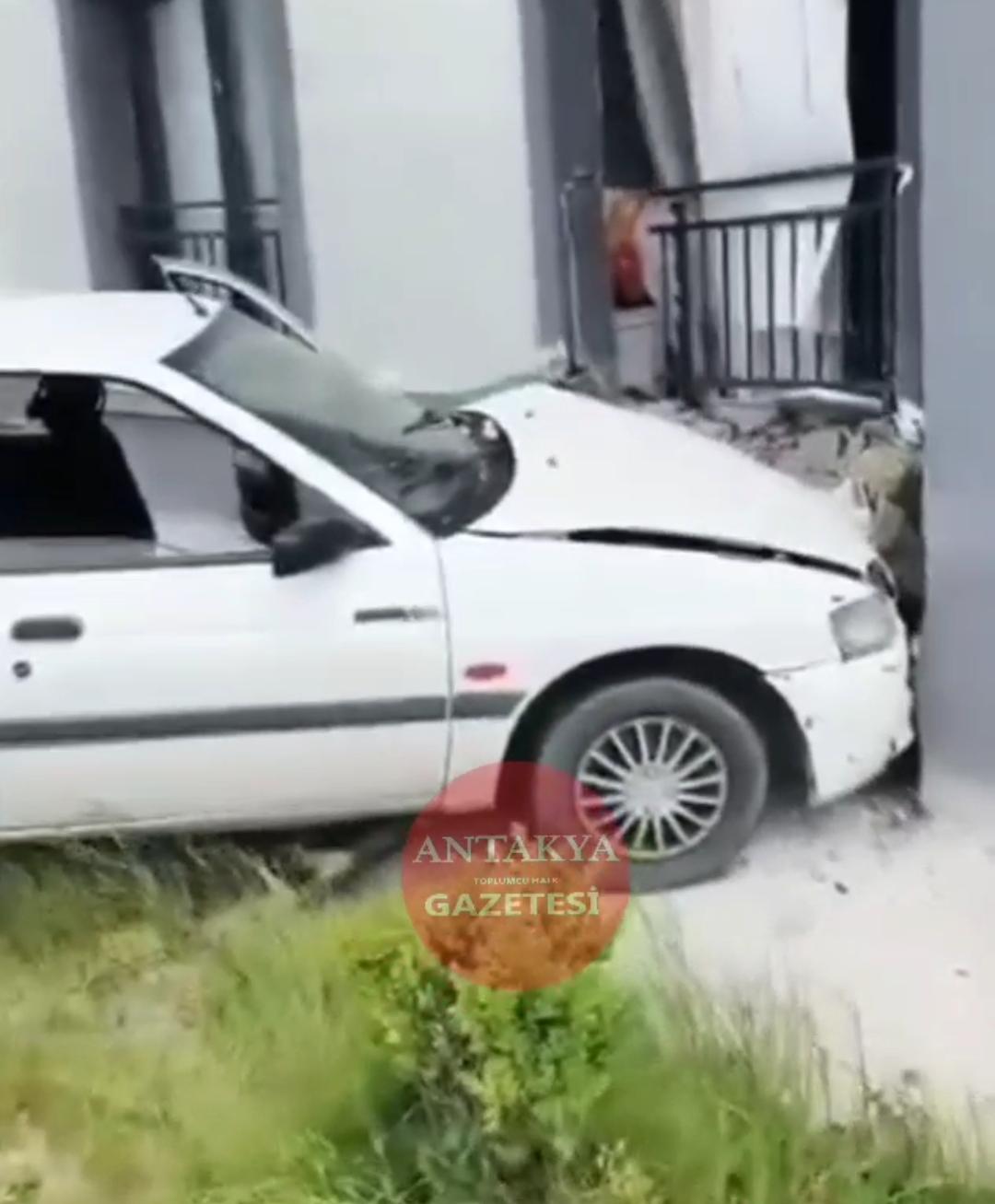 Antakya’nın Dikmece Mahallesi’nde bulunan TOKİ konutlarında meydana gelen trafik kazası