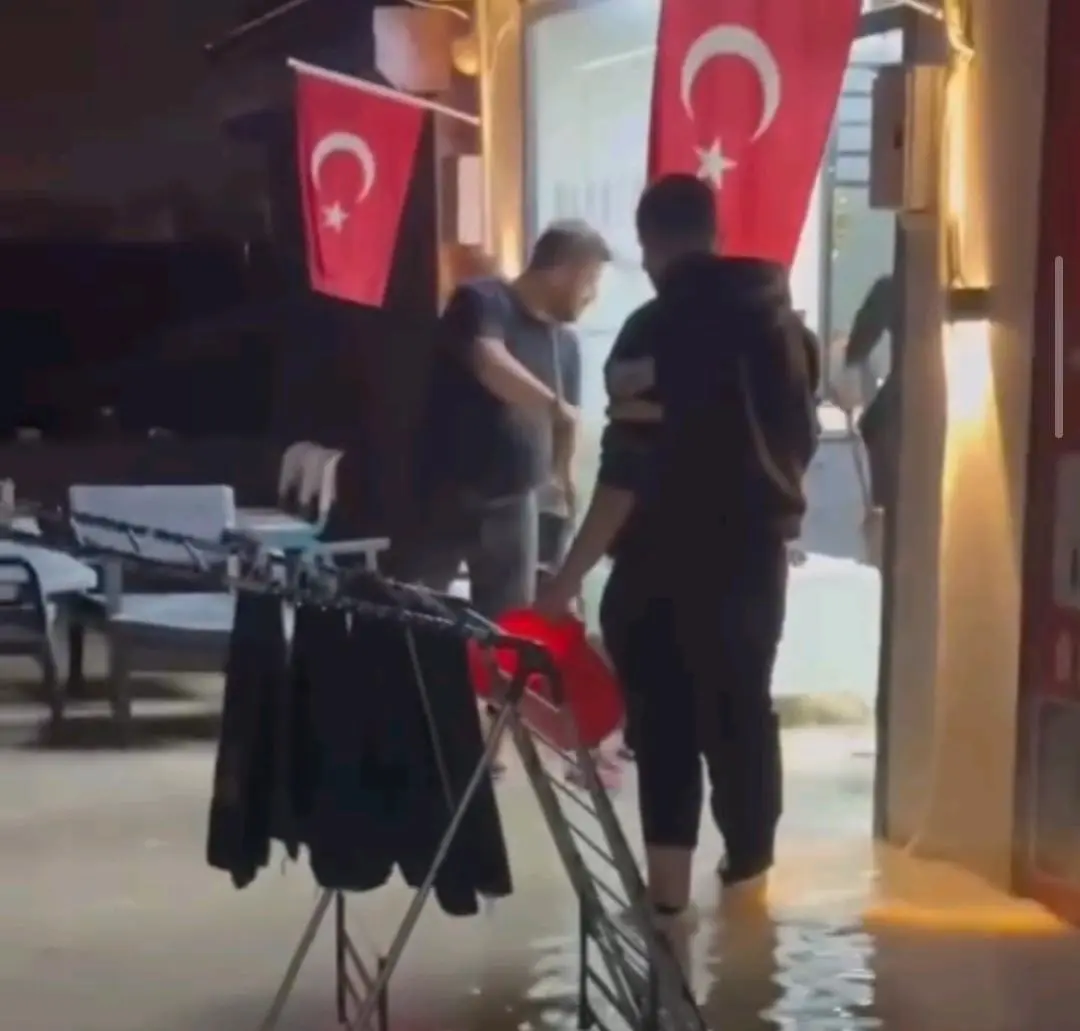 Antakya’da etkili olan sağanak yağış, kentte hayatı olumsuz etkilerken, 100.