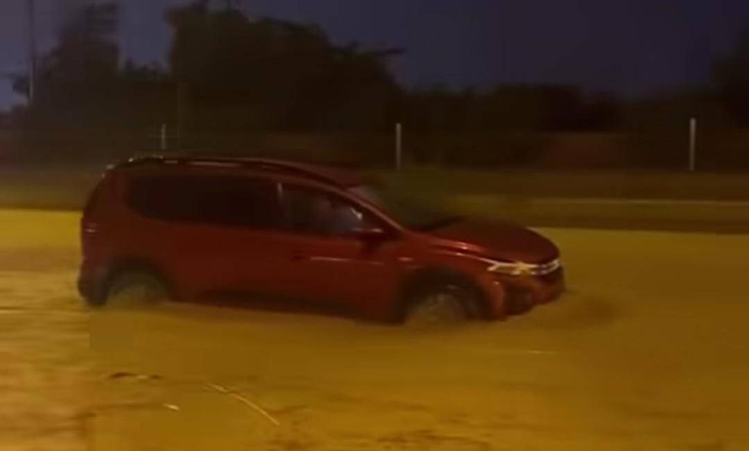 Hatay’da etkili olan yoğun yağış, kent genelinde ulaşımı olumsuz etkiledi.