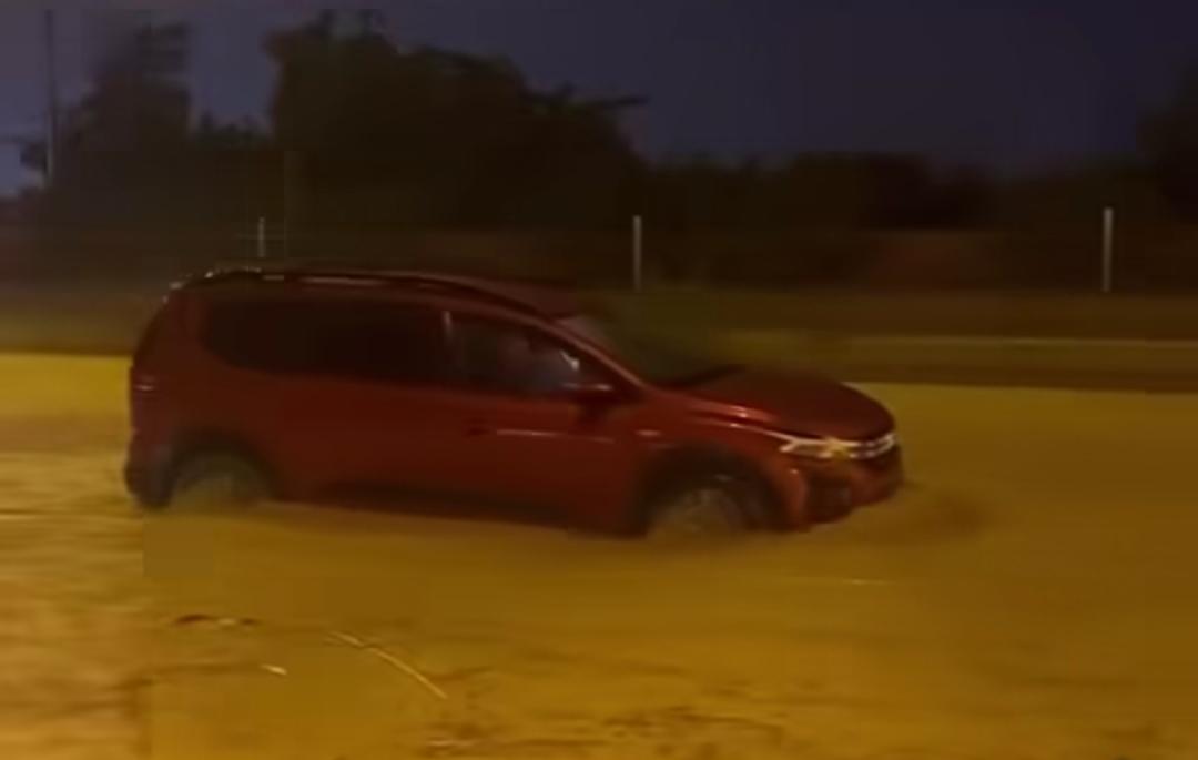 Hatay’da etkili olan yoğun yağış, kent genelinde ulaşımı olumsuz etkiledi.