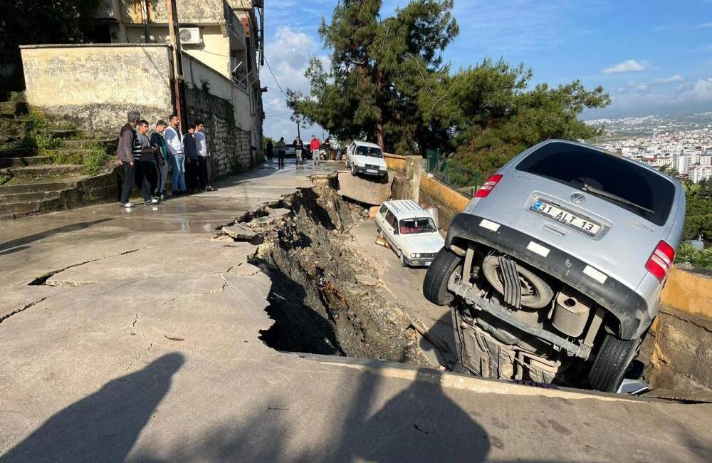 Hatay’da etkili olan sağanak yağış hayatı olumsuz etkiledi. Meteoroloji’nin günler