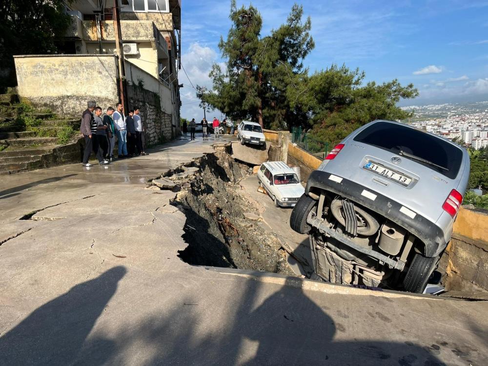 Hatay’da etkili olan sağanak yağış hayatı olumsuz etkiledi. Meteoroloji’nin günler