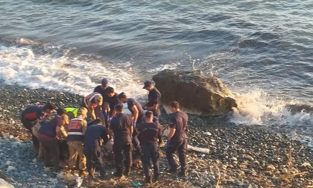 Hatay’ın Samandağ ilçesine bağlı Çevlik Sahili’nde bir erkek cesedi bulundu.