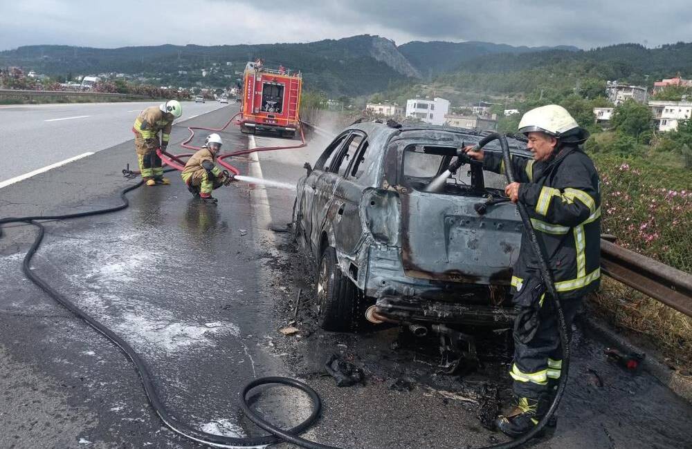 Hatay’ın Dörtyol ilçesinde otoyolda seyir halindeyken motor kısmından alev alan