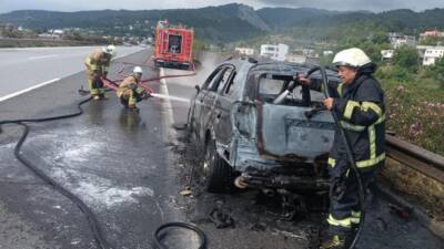 Hatay’ın Dörtyol ilçesinde otoyolda seyir halindeyken motor kısmından alev alan