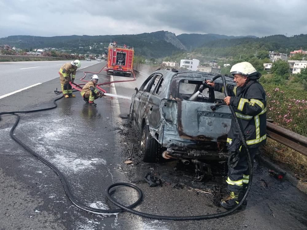 Hatay’ın Dörtyol ilçesinde otoyolda seyir halindeyken motor kısmından alev alan