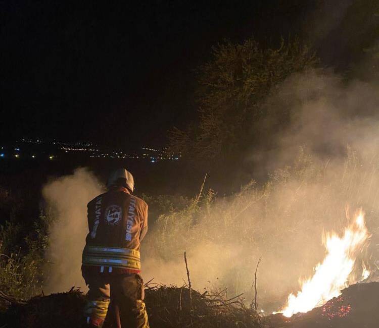 Hatay’ın İskenderun ve Kırıkhan ilçelerinde çıkan iki ayrı yangın, itfaiye