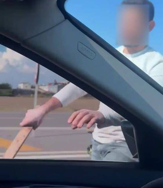 Hatay’da trafikte yaşanan yol verme tartışması, ailece seyahat eden sürücünün