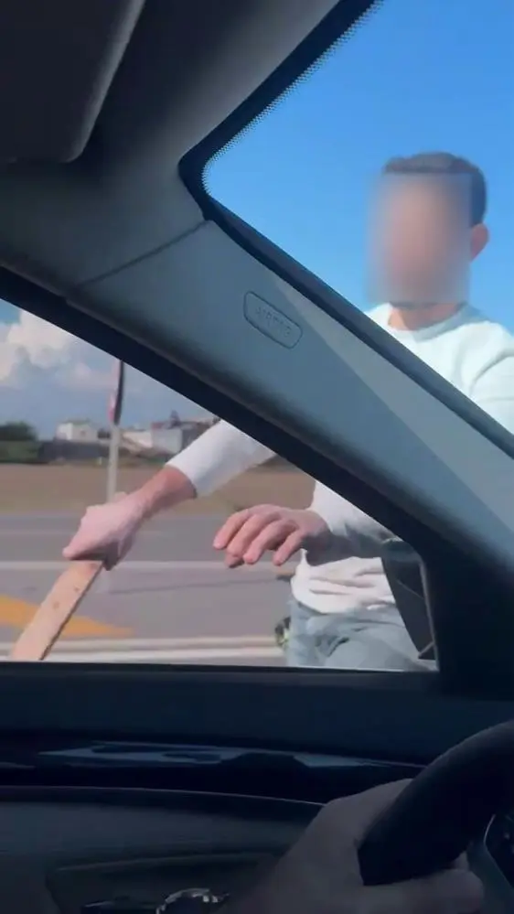 Hatay’da trafikte yaşanan yol verme tartışması, ailece seyahat eden sürücünün
