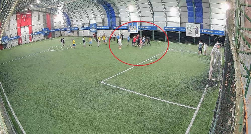 Hatay’ın Dörtyol ilçesinde arkadaşlarıyla halı sahada futbol oynadığı sırada fenalaşarak